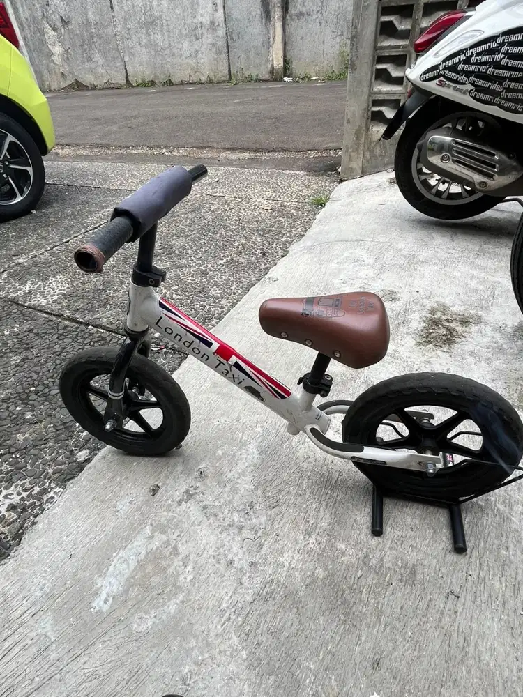 PRELOVED BALANCE BIKE LONDON TAXI WHITE