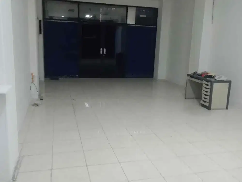 Disewakan Ruko Siap Pakai di Daerah Bisnis Aktif di Cideng Jakarta Pusat