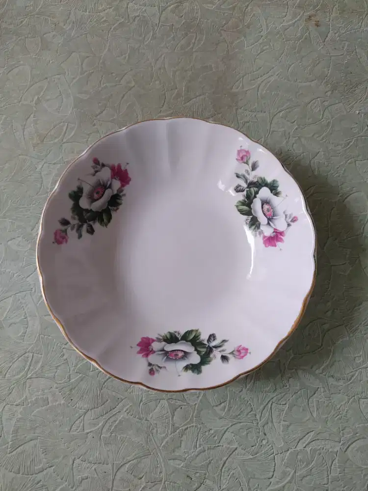 Piring makan kuno