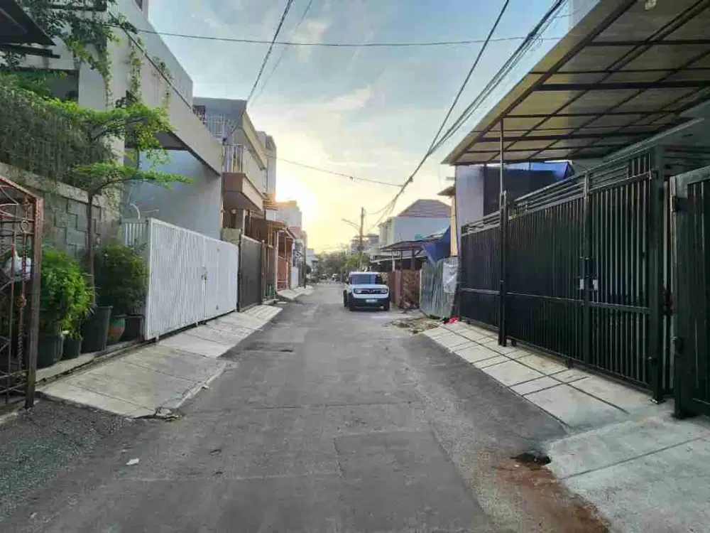 JUAL CEPAT RUMAH KELAPA GADING NIAS 3 LANTAI BRAND NEW AC