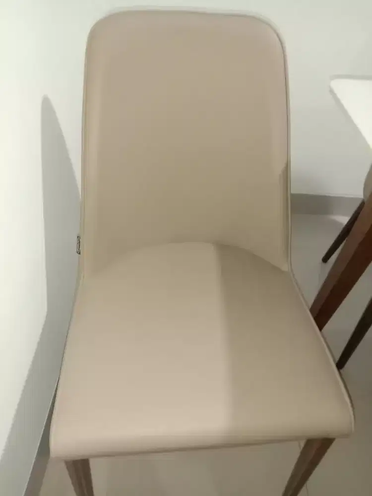 Kursi makan Informa kulit