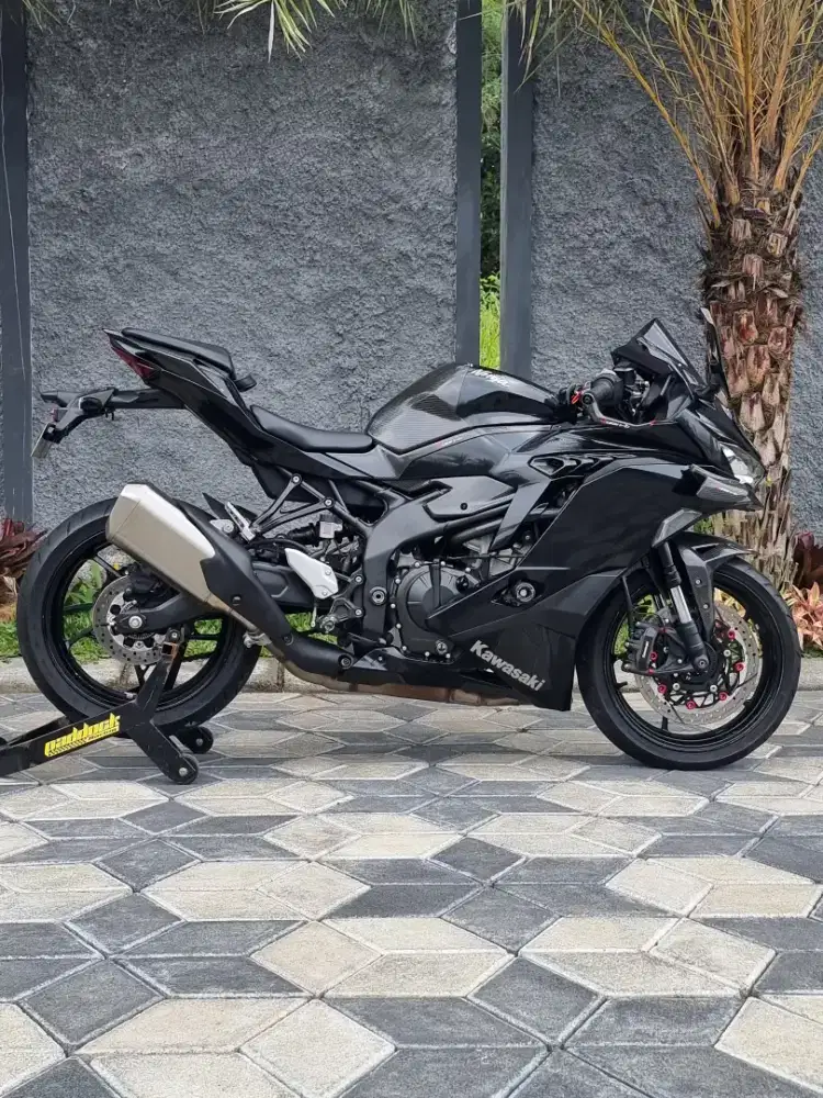 Kawasaki ZX25R thn 2022 Odo 9rb 4 Cylinder Hitam Plat L Sby Koko Motor