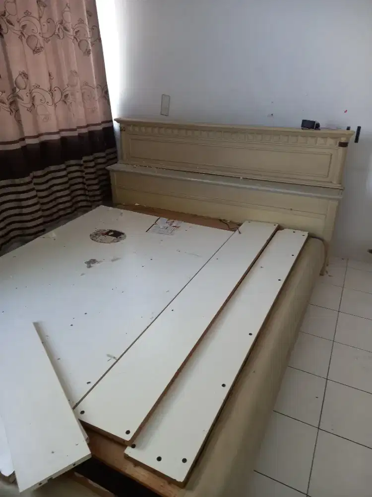 Set ranjang kayu