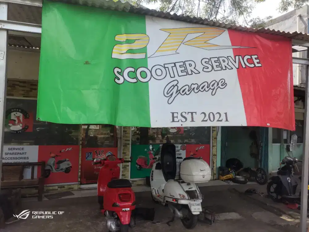 admin dan mekanik bengkel vespa matic