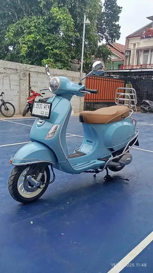 Vespa LX 125 IGET Blue Capri Pajak Panjang - Maulana Motor