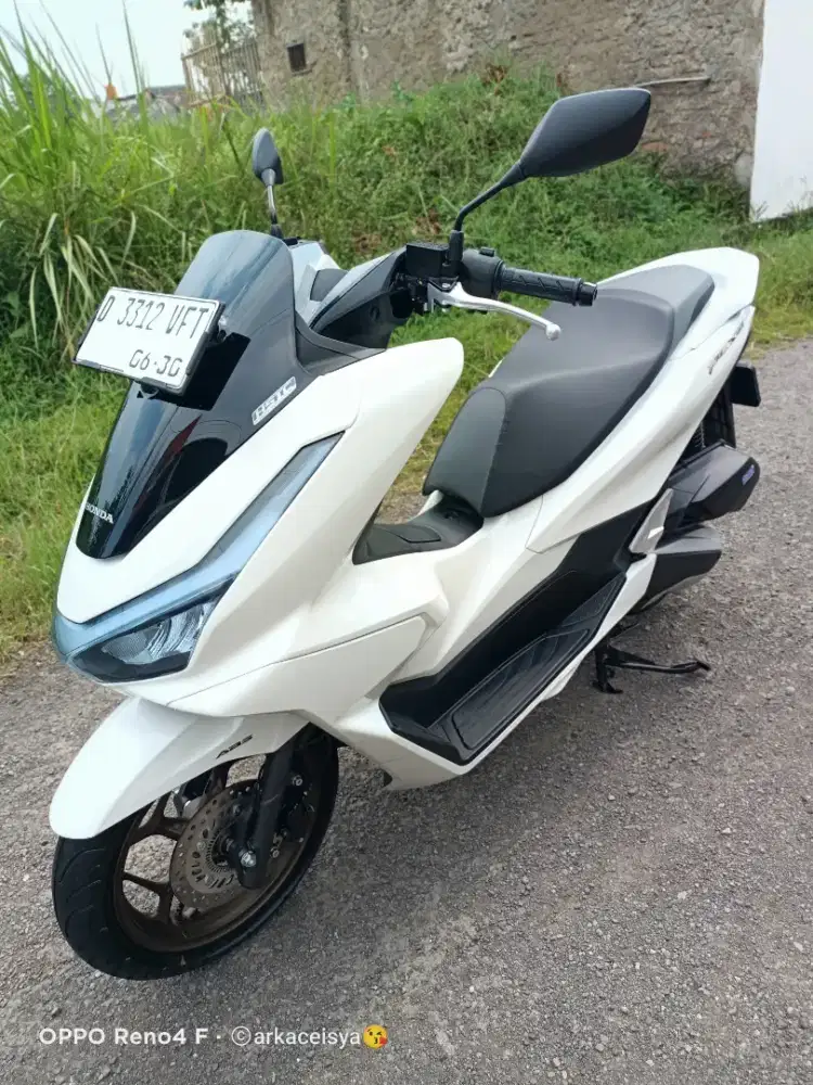 Honda PCX 160cc tahun 2025 tipe ABS kilomter 500 perak