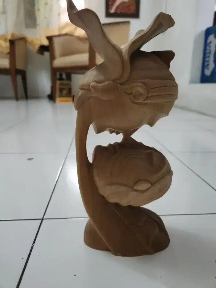 Patung kayu seperti difoto