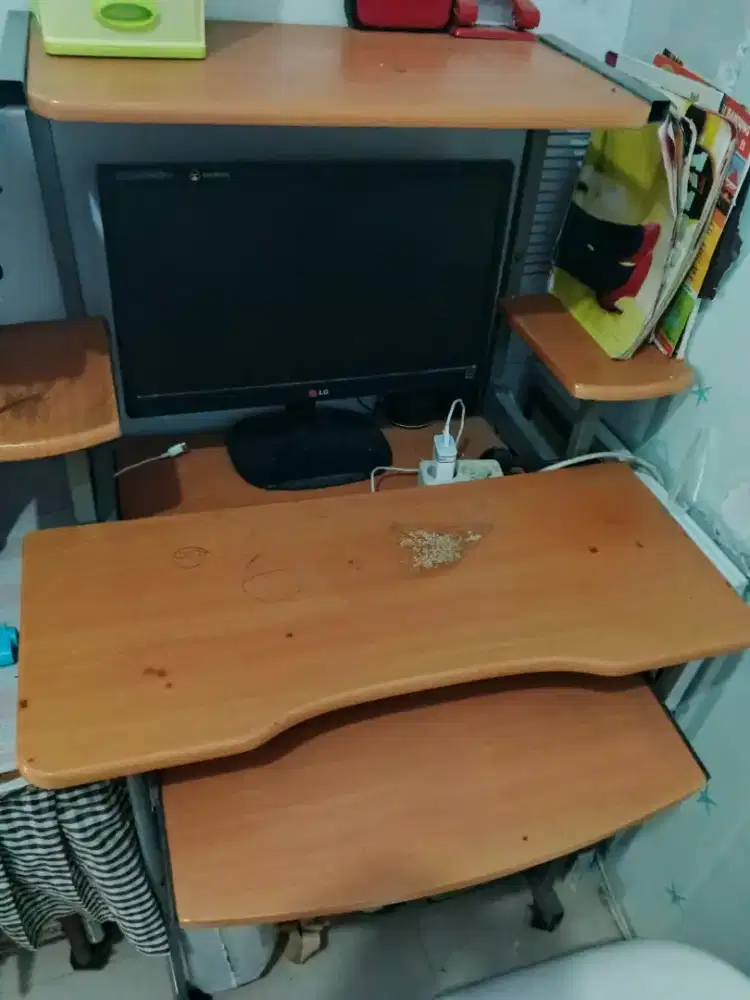 Meja komputer minimalis dan komputer PC