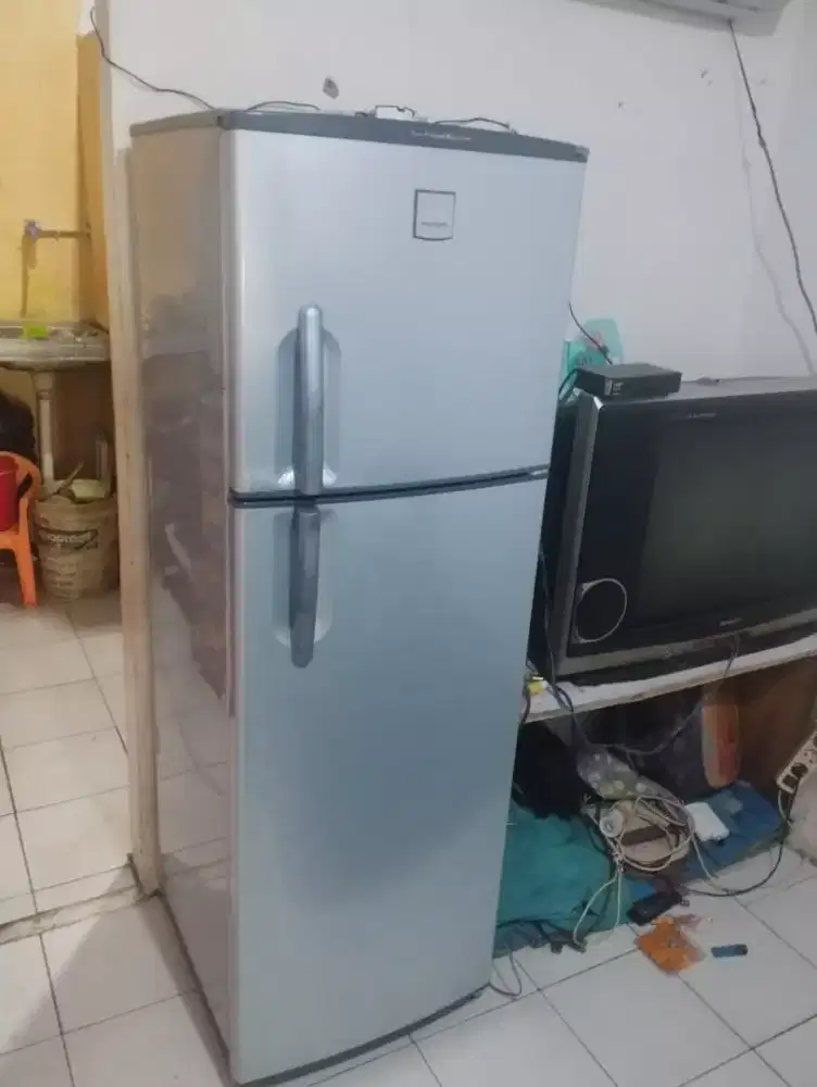 Di jual kulkas Polytron 2 pintu