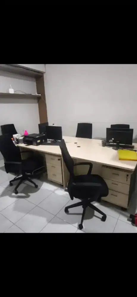 Meja kerja kantor
