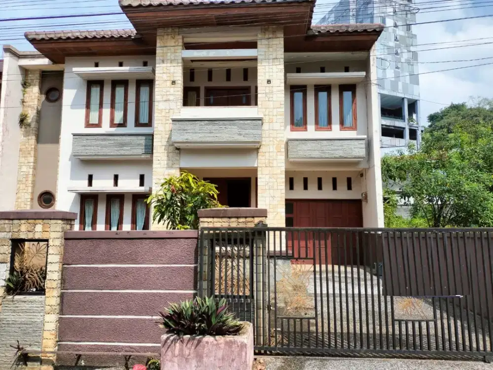 JUAL Murah Rumah 2 lantai mewah strategis siap huni di Cipaku Indah, Bandung