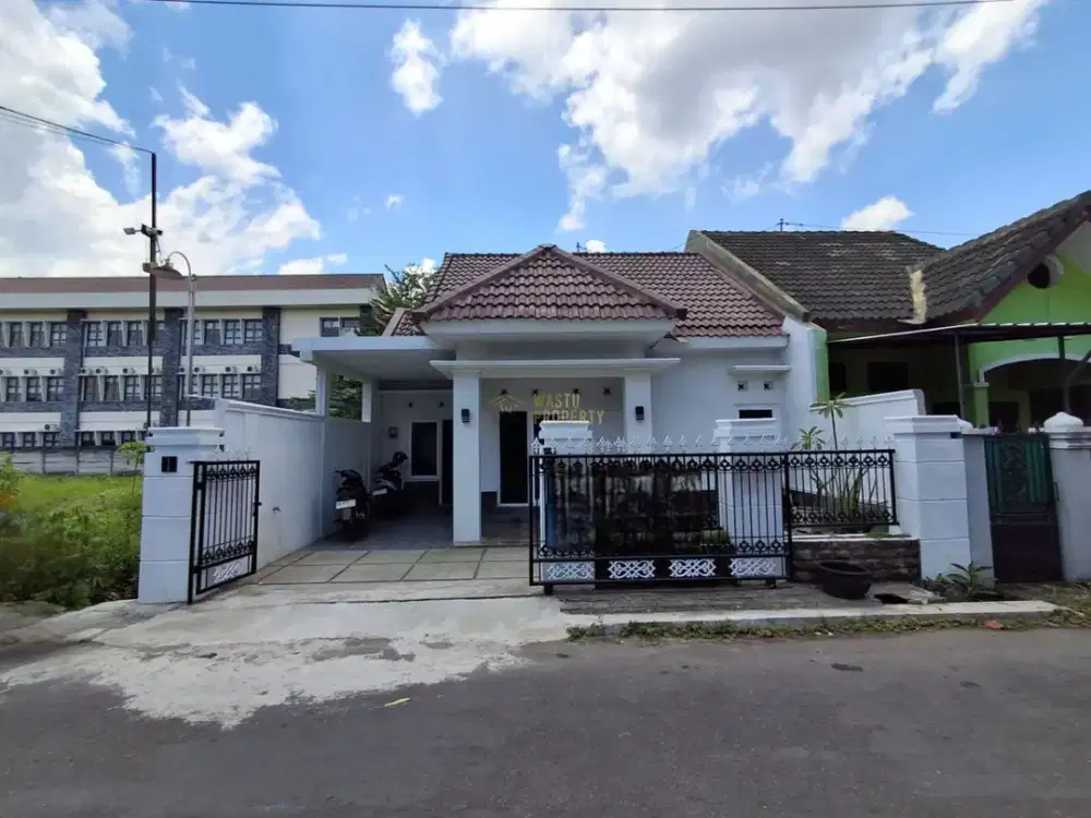 RUMAH SIAP HUNI DENGAN TAMAN BELAKANG LUAS DI NGEMPLAK