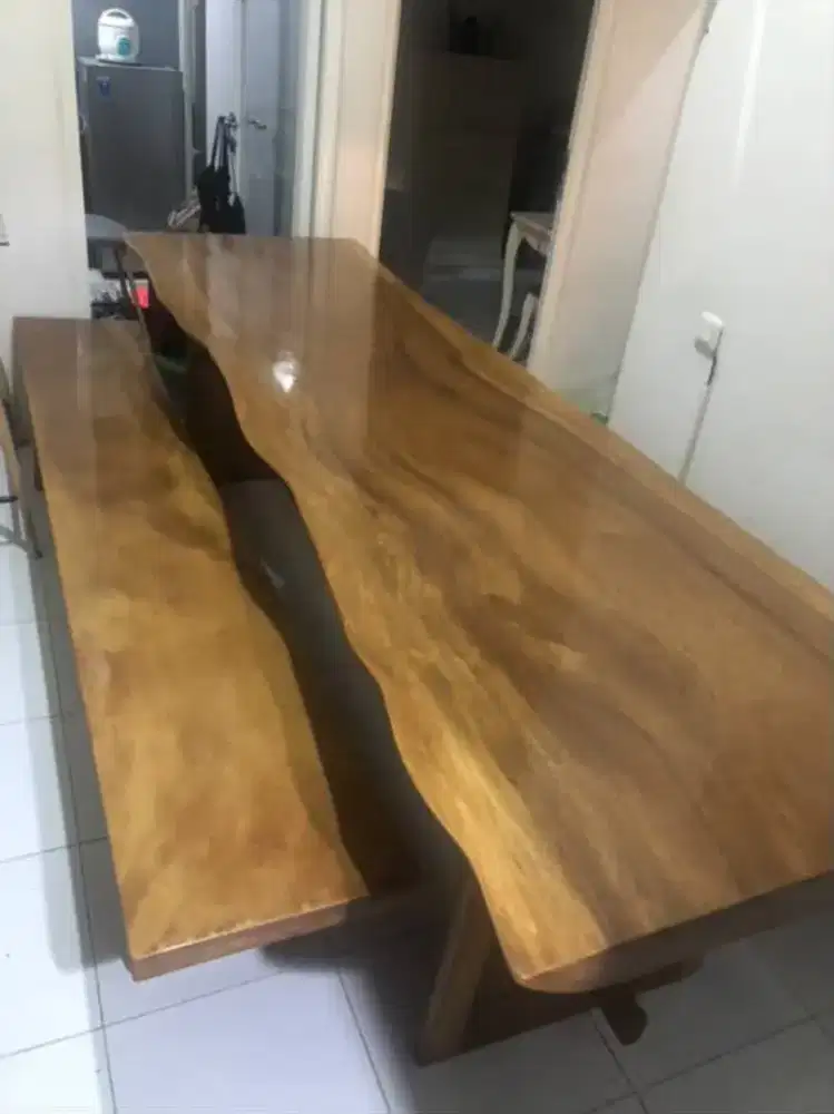 Meja dan kursi bahan trembesi jepara