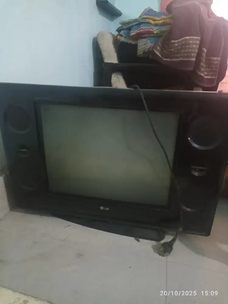 Tv bekas merk LG.