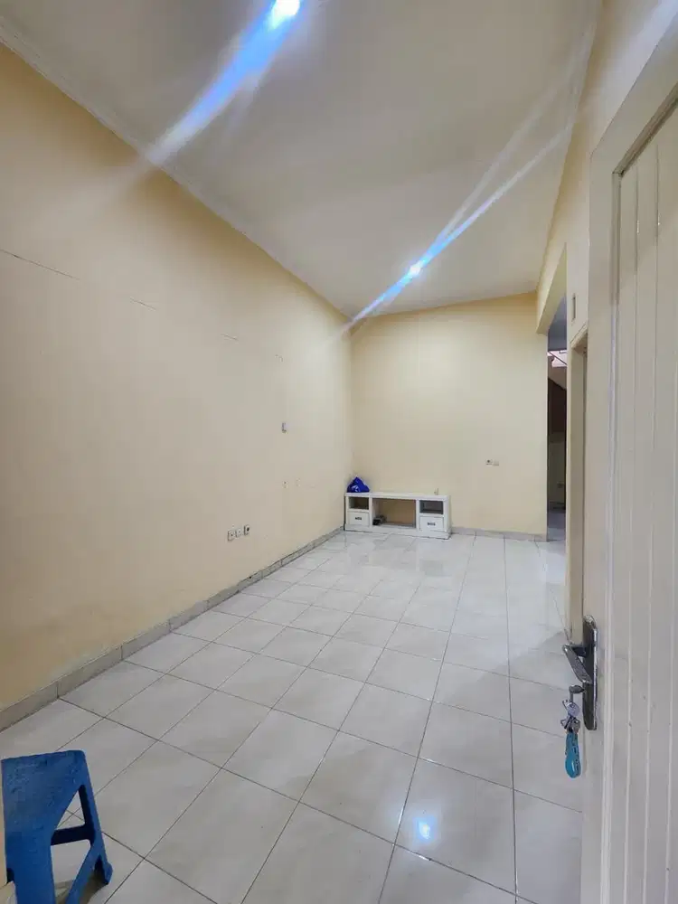 Di sewakan rumah di Orchid Regency Kukusan Beji Depok