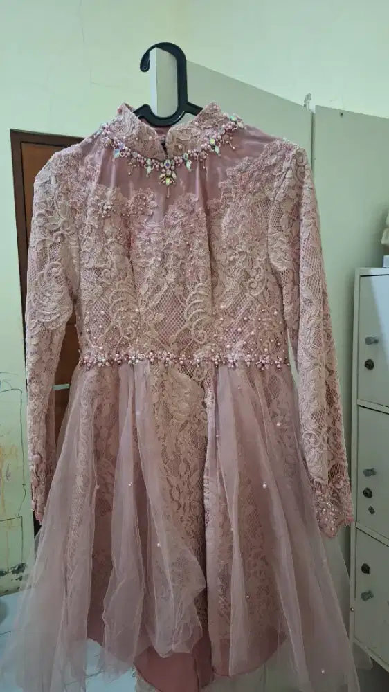 Kebaya pink brokat