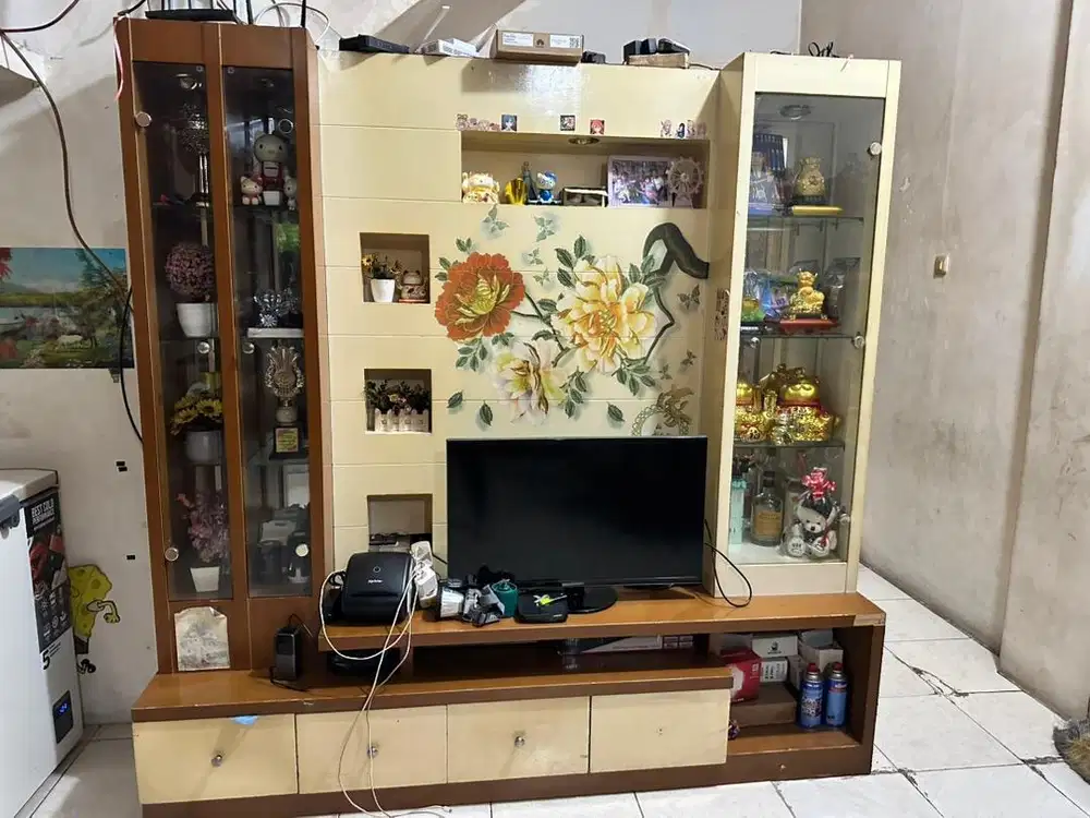 dijual cepat lemari hias lemari pajangan lemari kaca lemari serbaguna