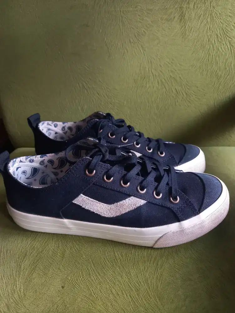 Sepatu Ventela Reborn size 42