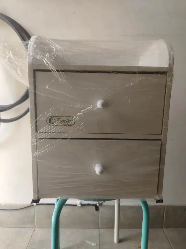 Meja nakas 2 laci