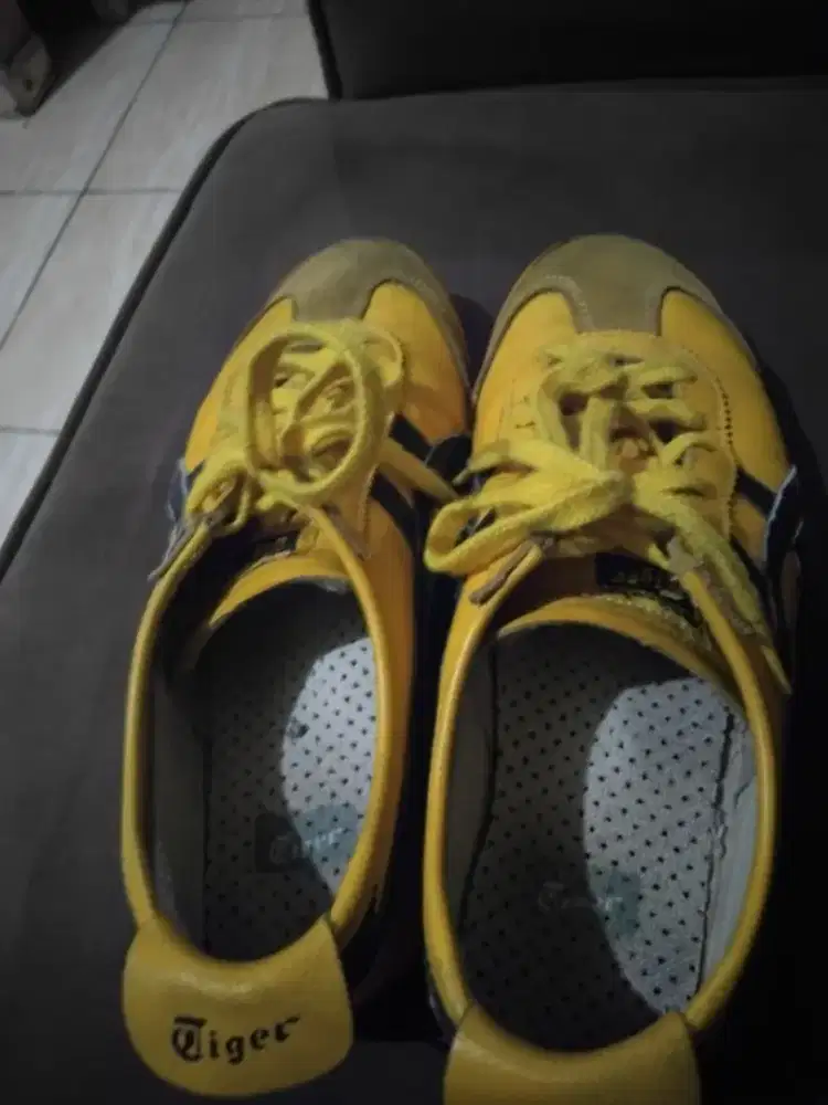 Onitsuka kuning hitam