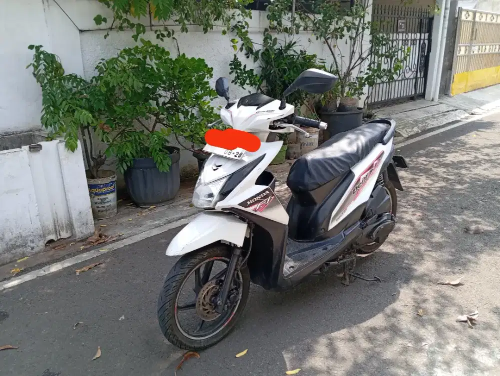 Di jual cepat Honda Beat fi CBS sporty Thn 2013 putih BU. 6,8 juta