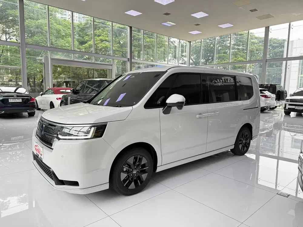 Honda Step wagon ehev 2025 cbu white on black