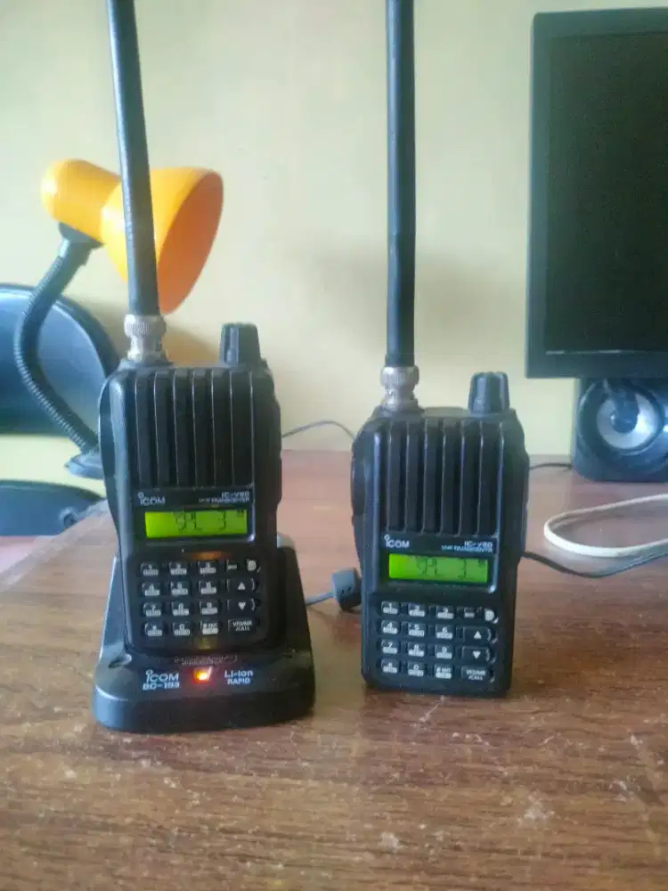 handy talky (HT) Icom IC-V80. 2 pasang