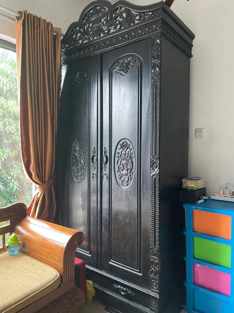 lemari kayu jati ukir hitam