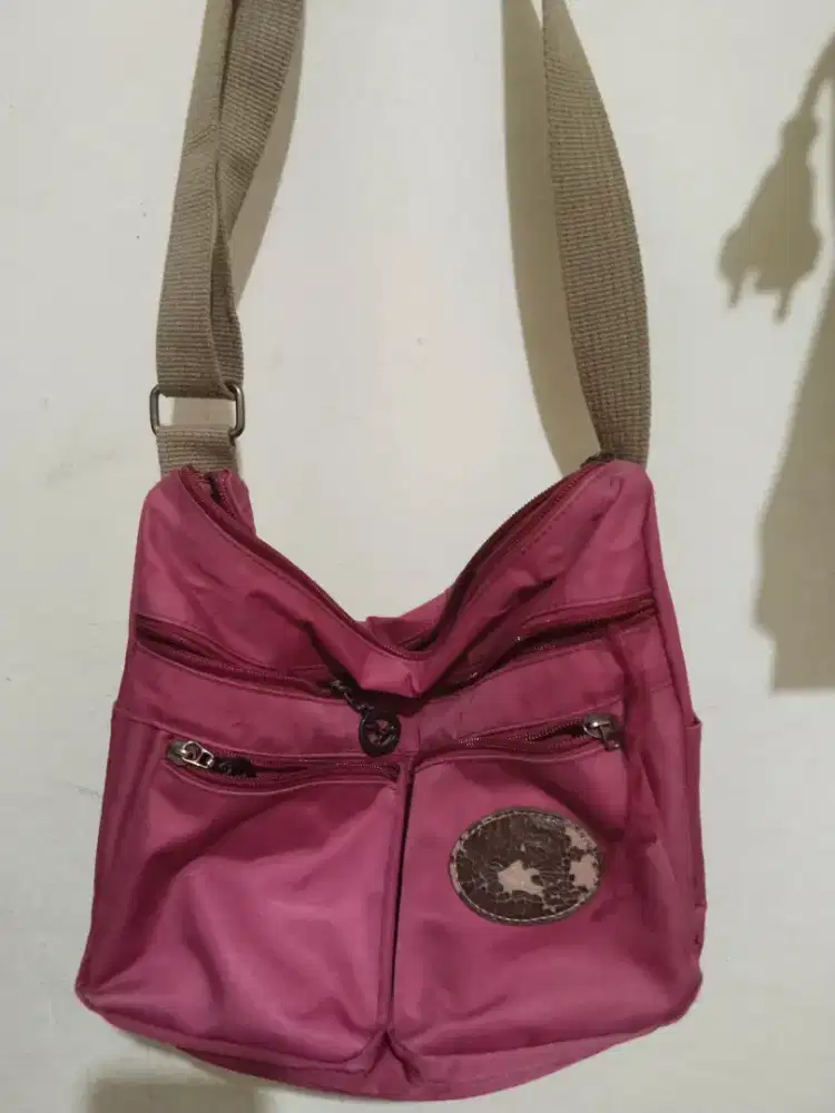 Tas selempang merah