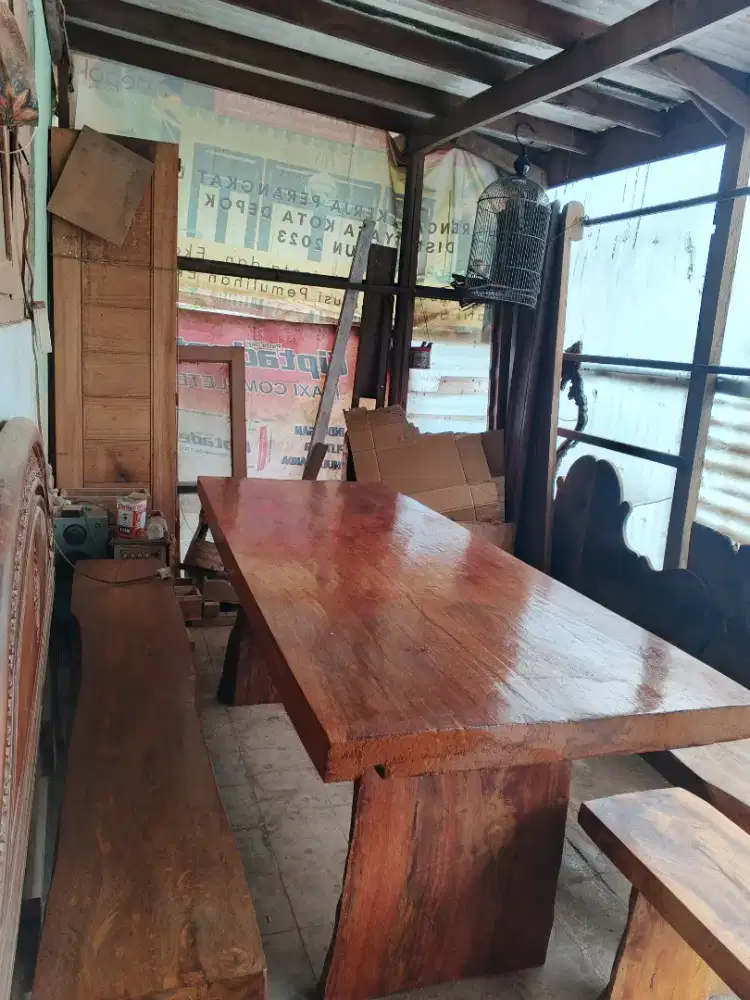 Meja makan antik teras