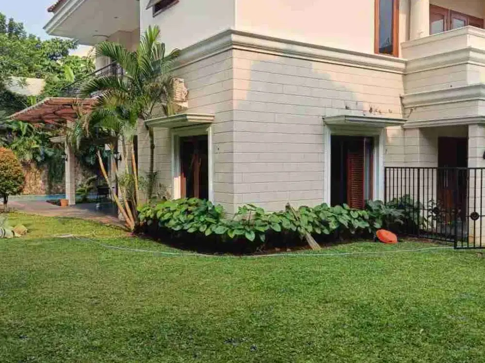 SPACIOUS 5BR HOUSE WITH GARDEN AND
SWIMMING POOL SOUTH JAKARTA