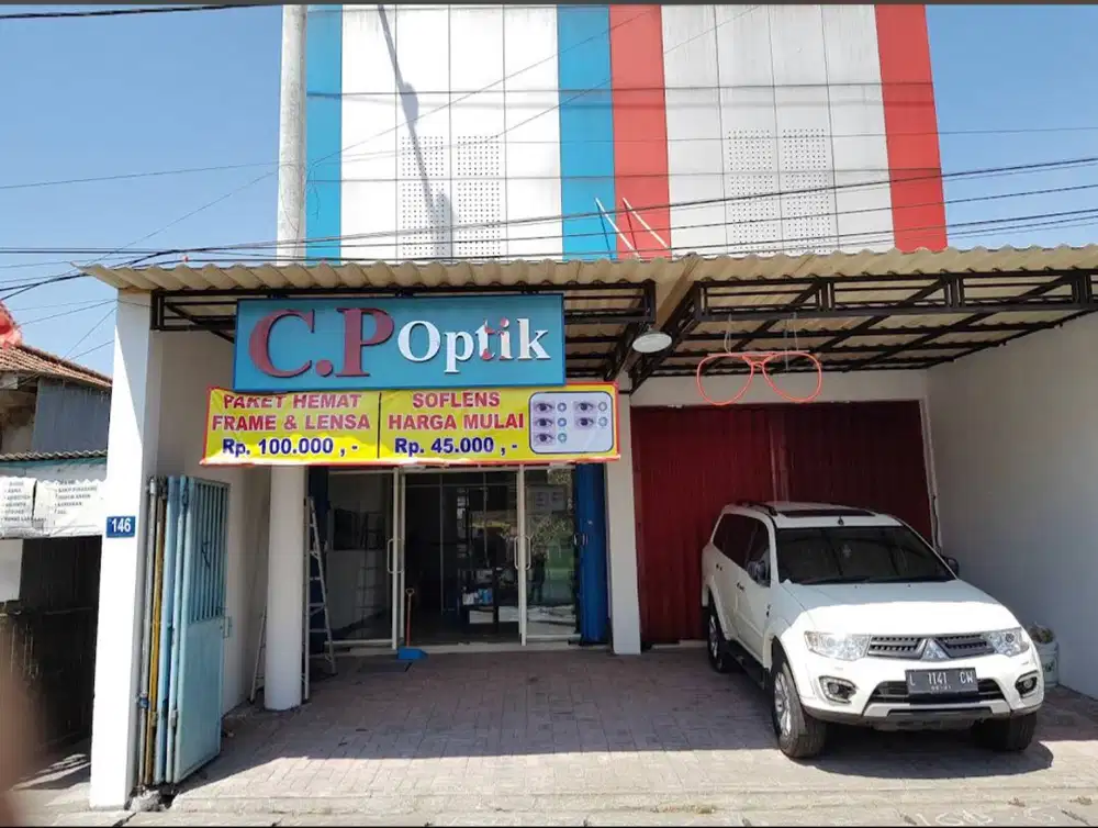 Karyawan toko C.P Optik