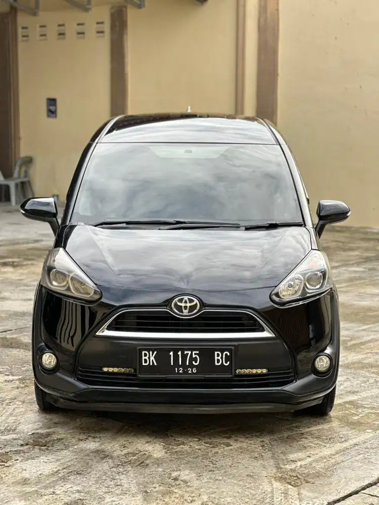 Toyota sienta V at matic cvt 2016