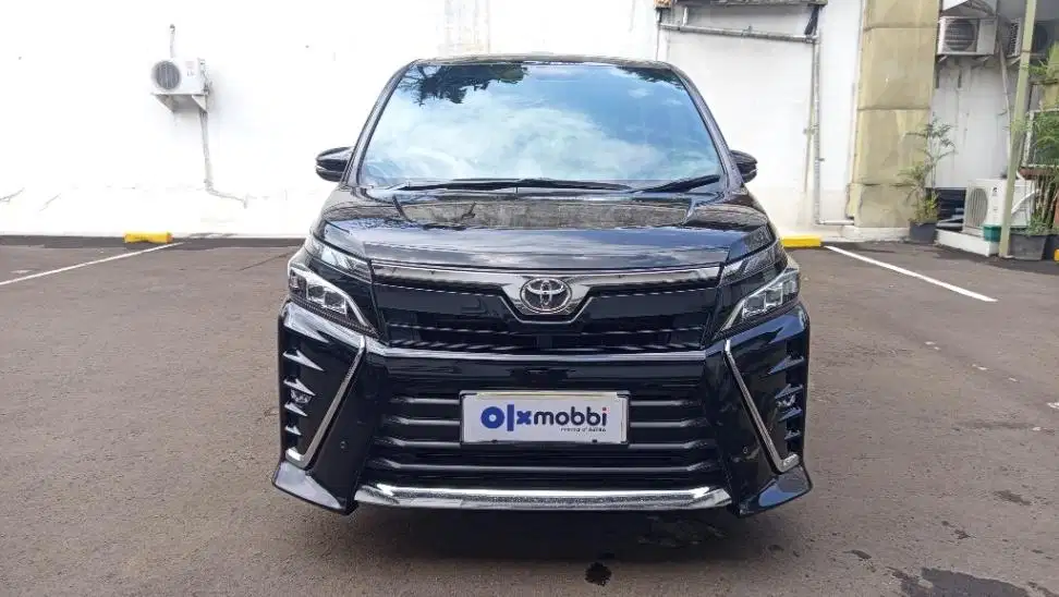 DP MURAH Toyota Voxy 2.0 Bensin-AT 2020 Hitam CERXB