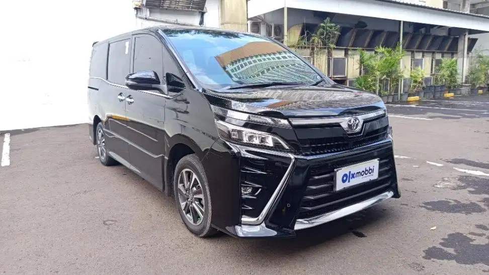 DP MURAH Toyota Voxy 2.0 Bensin-AT 2020 Hitam CERXB