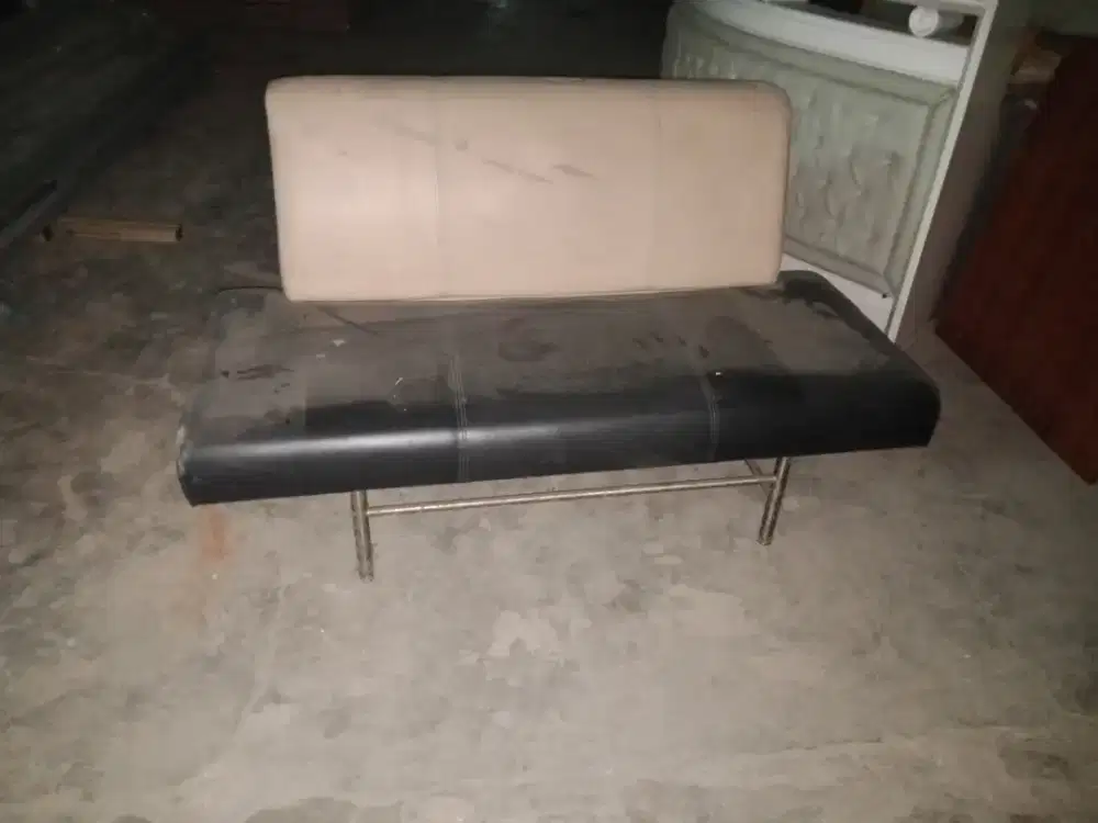 Sofa tunggu bekas proyek