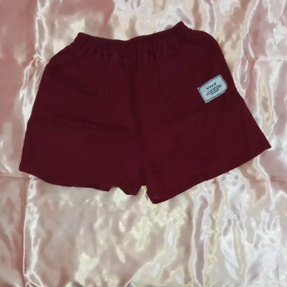 Celana pendek Maroon