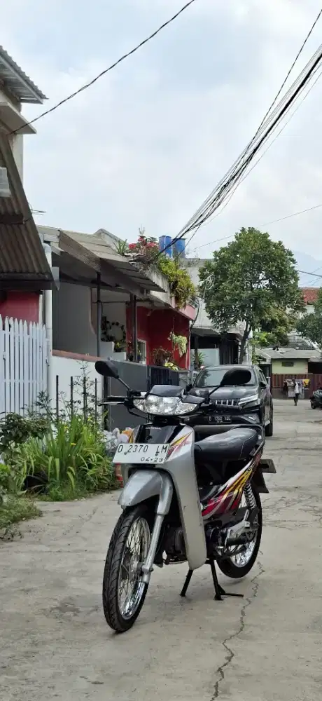 Honda Supra fit 2004
Warna Hitam Silver
