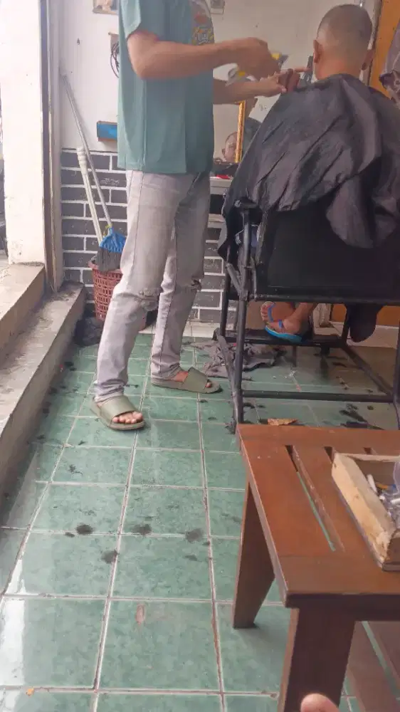 Mencari tukang pngkas rambut