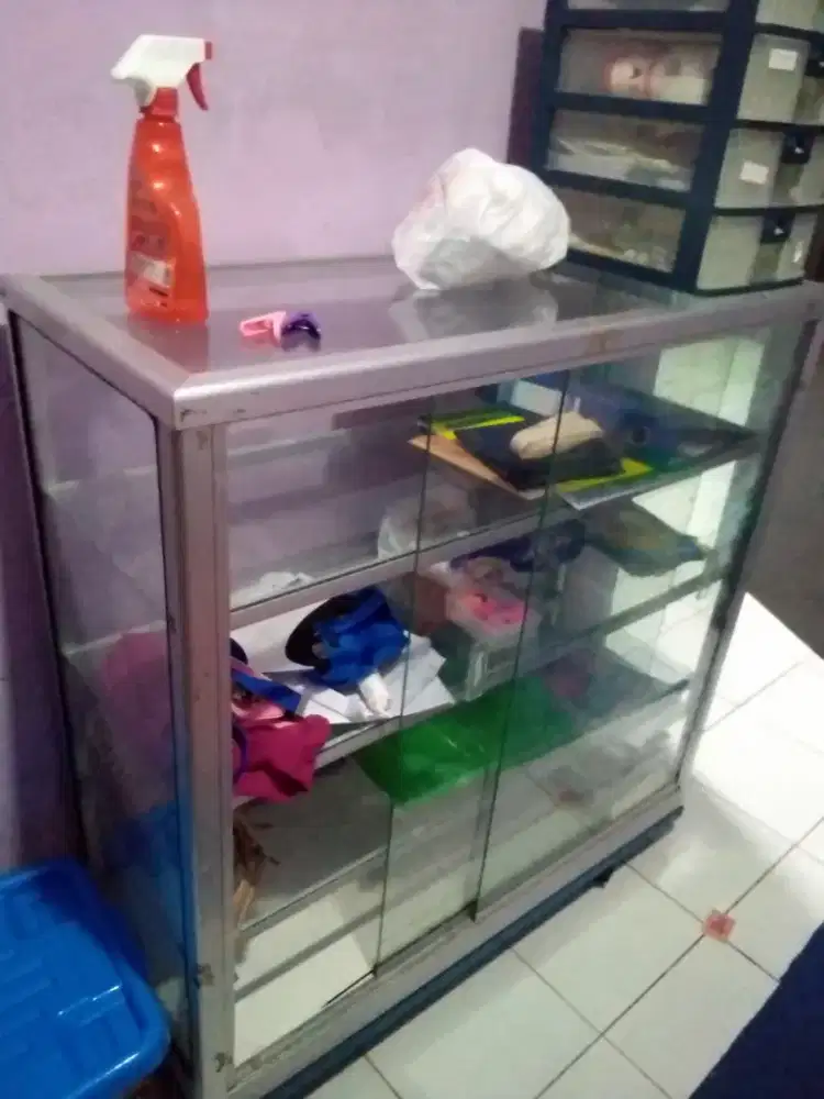Etalase toko punya roda