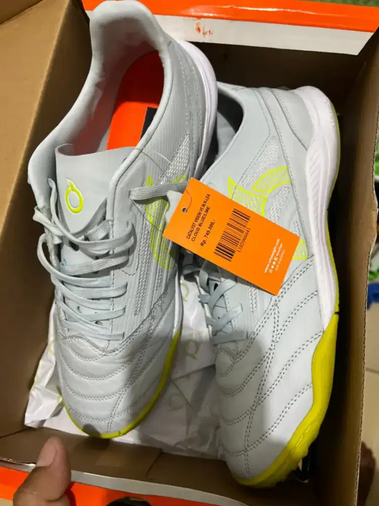 Sepatu Futsal size 41 V5 K-LEA