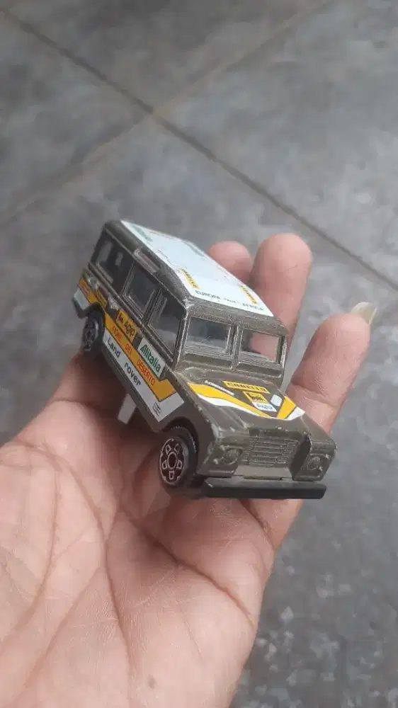 diecast landrover burago skala 1:47