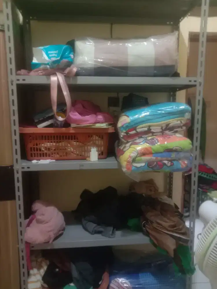 Rak bekas usaha laundry
