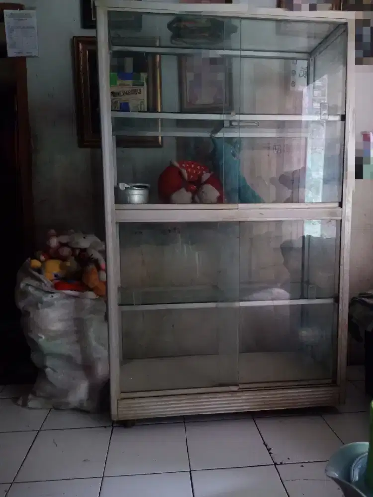 Lemari etalase 4 susun kondisi bagus