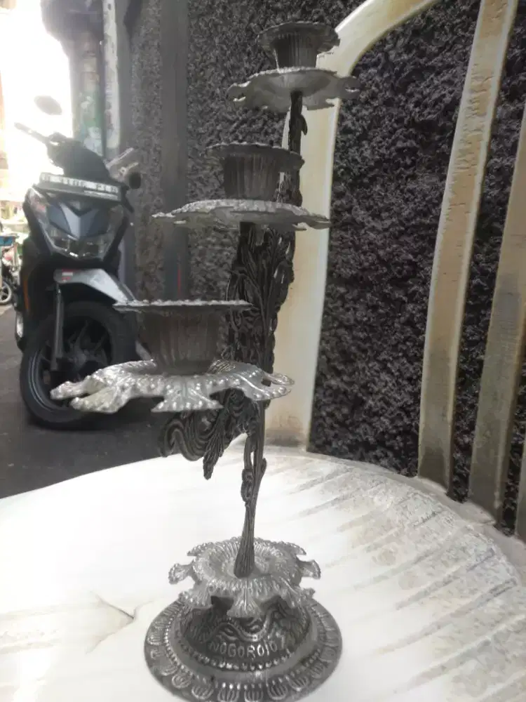 Di jual barang antik tatakan /tempat lilin ber ukiran
