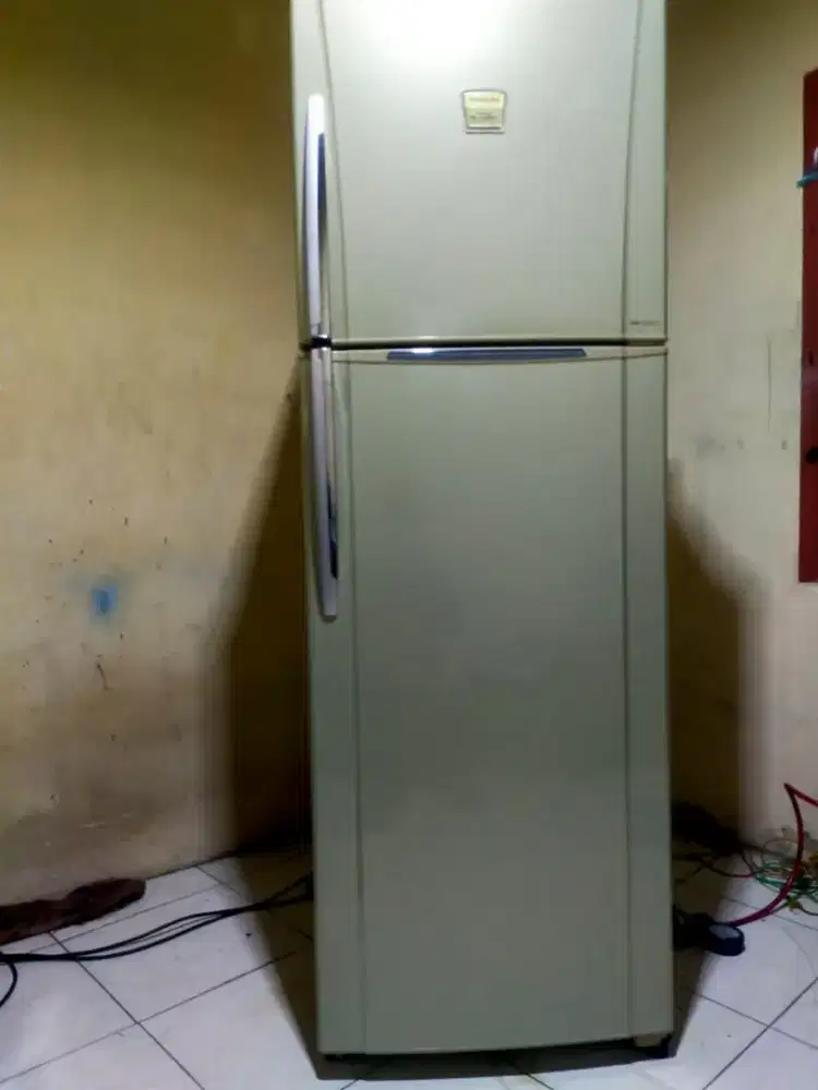 Kulkas 2 pintu semi jumbo TOSHIBA