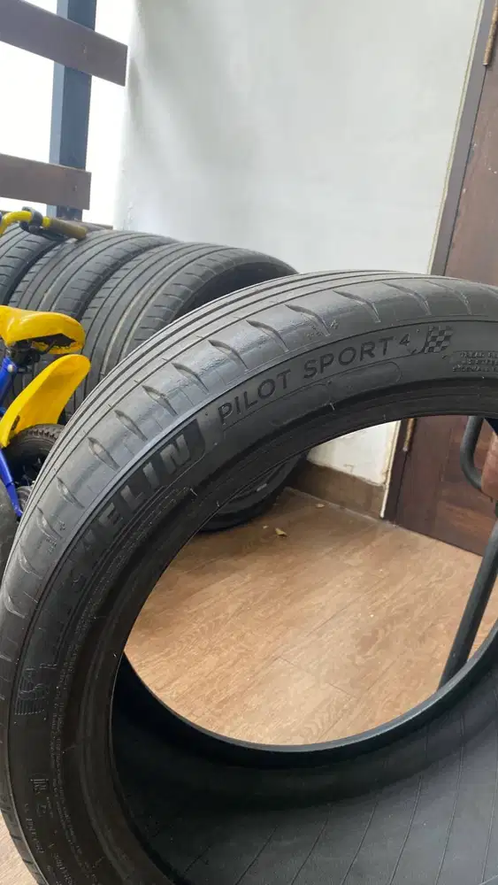 Ban Michelin Pilot Sport 4 235 40 R18