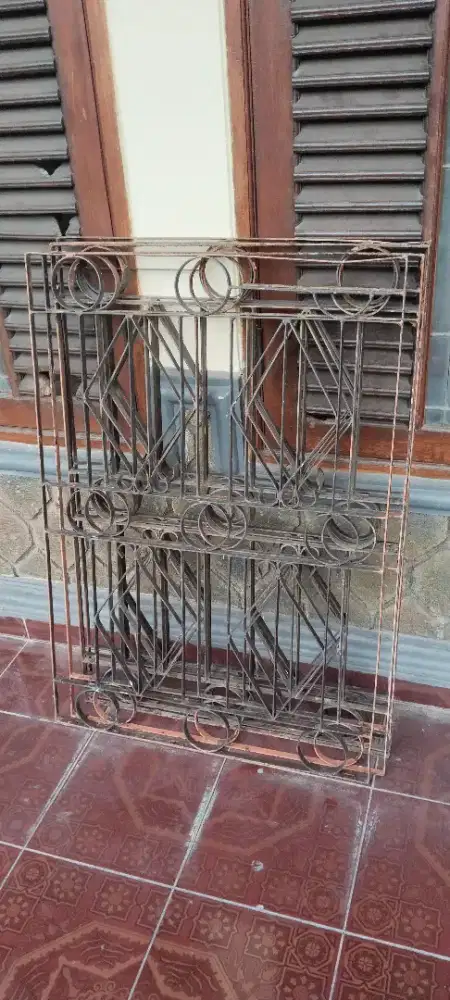 Teralis Besi bekas