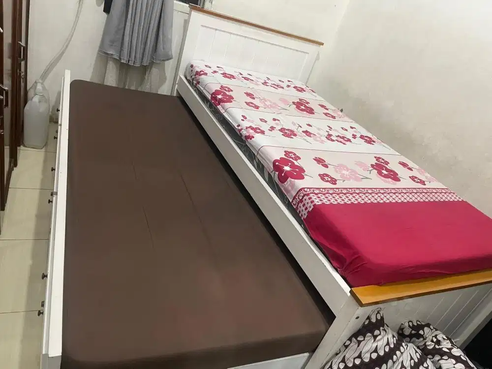 Tempat tidur sorong