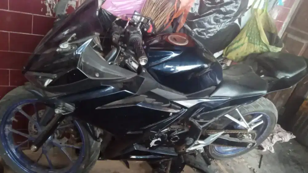 Motor Honda CBR 150R hitam